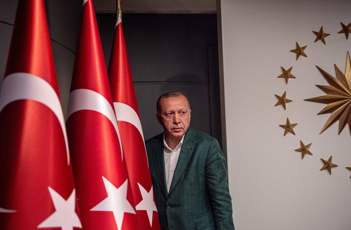 Danske Bank: Θα βρεθεί στον γκρεμό η τουρκική λίρα - Τελειώνουν τα αποθέματα